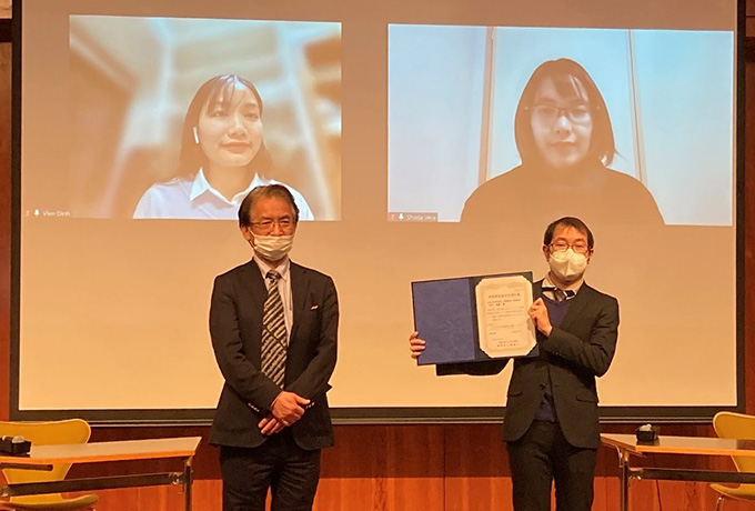 Bottom left: Executive Director Yukino, bottom right on the screen: the three recipients of the research grants for fiscal year 2022